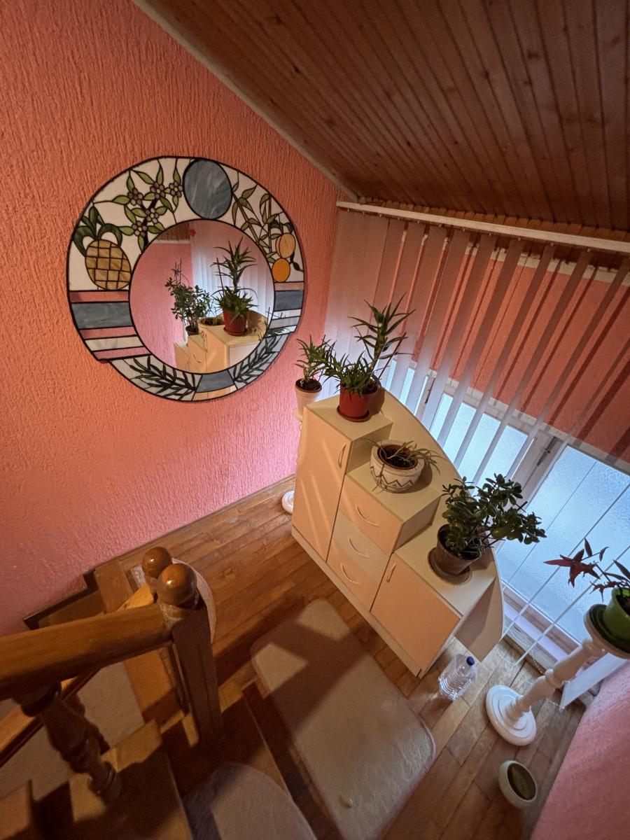 Prostrana porodična kuća sa dva sređena dvorišta i garažom 2