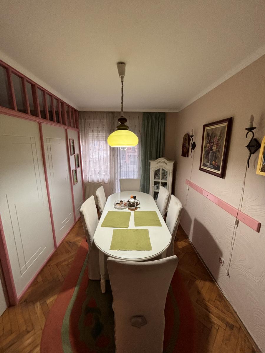 Prostrana porodična kuća sa dva sređena dvorišta i garažom 22