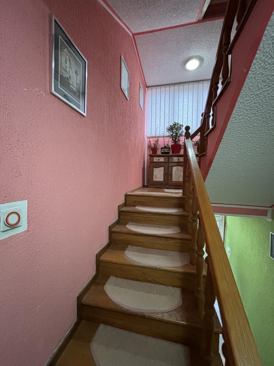 Prostrana porodična kuća sa dva sređena dvorišta i garažom 23