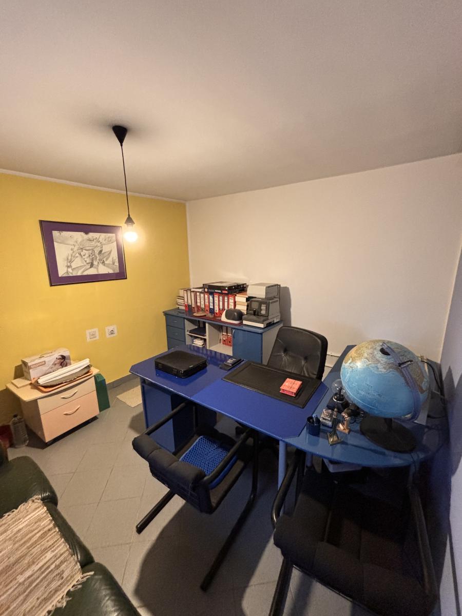 Prostrana porodična kuća sa dva sređena dvorišta i garažom 24