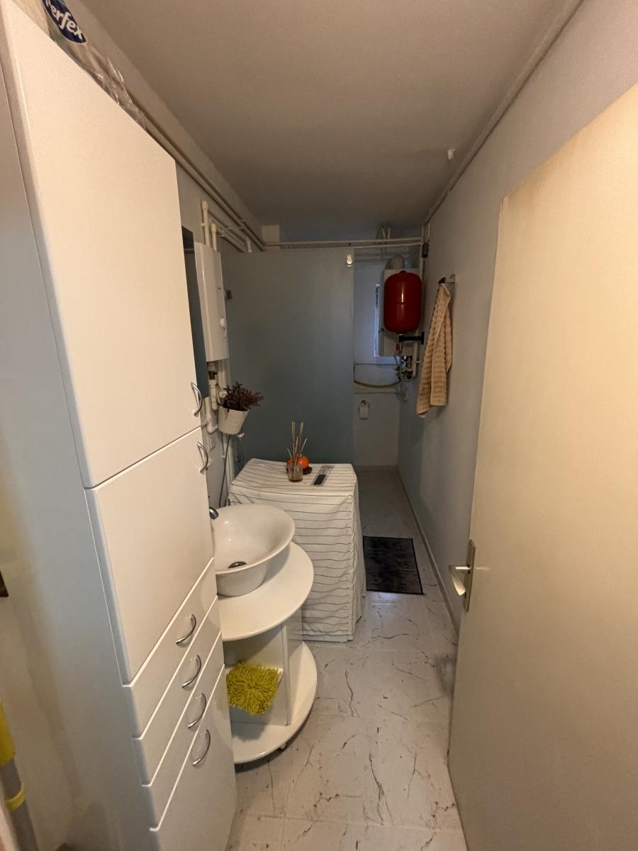 Prostrana porodična kuća sa dva sređena dvorišta i garažom 26