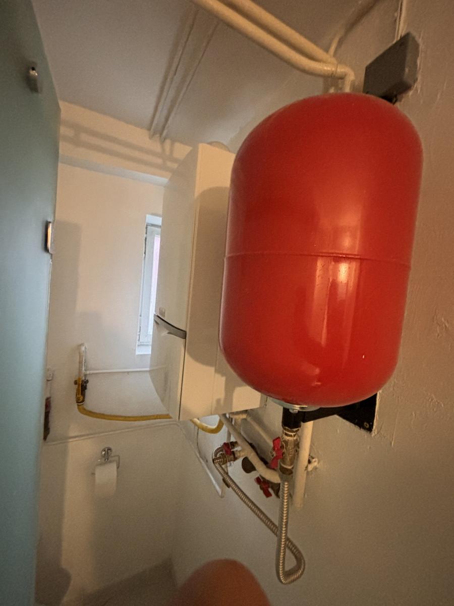 Prostrana porodična kuća sa dva sređena dvorišta i garažom 27