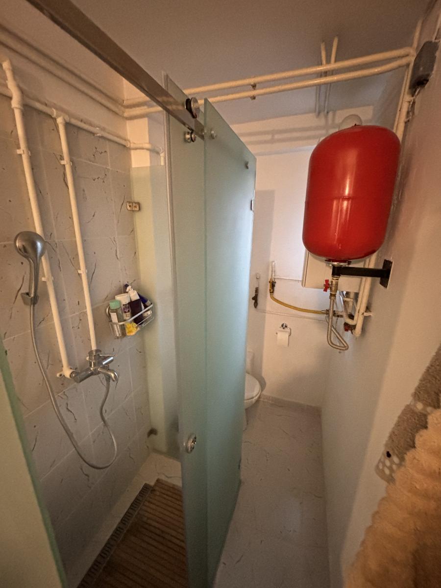 Prostrana porodična kuća sa dva sređena dvorišta i garažom 29