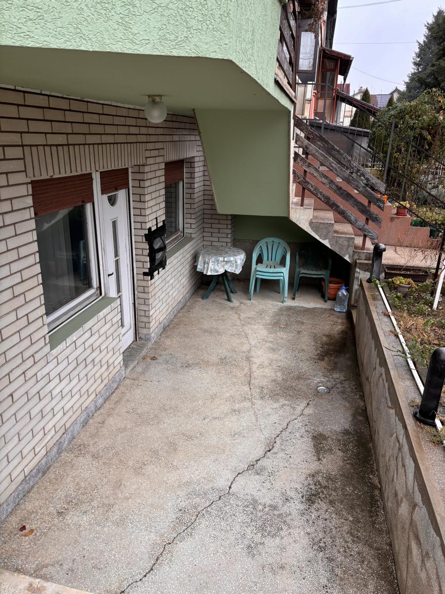 Prostrana porodična kuća sa dva sređena dvorišta i garažom 30