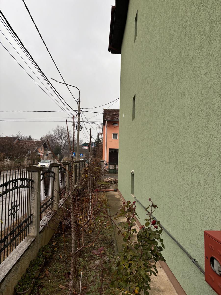 Prostrana porodična kuća sa dva sređena dvorišta i garažom 31