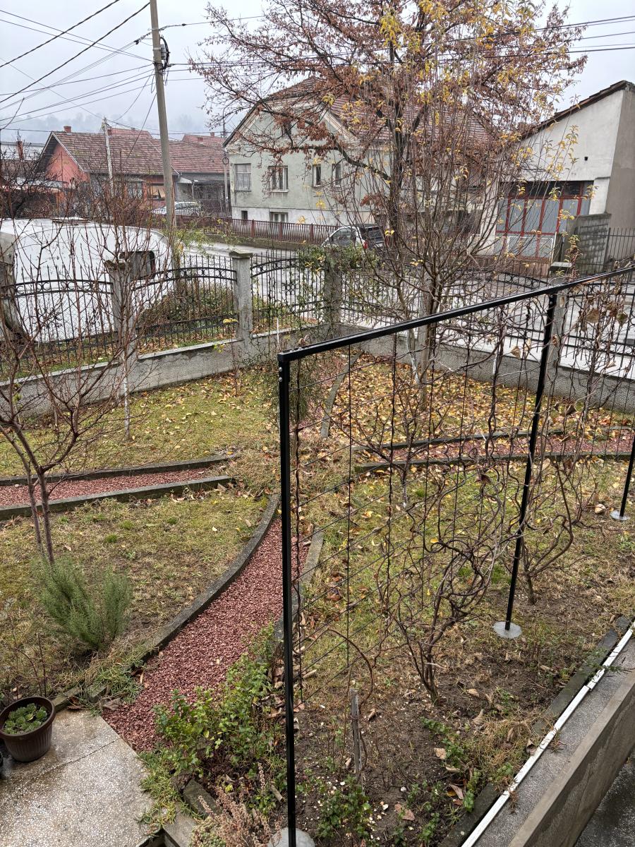 Prostrana porodična kuća sa dva sređena dvorišta i garažom 32