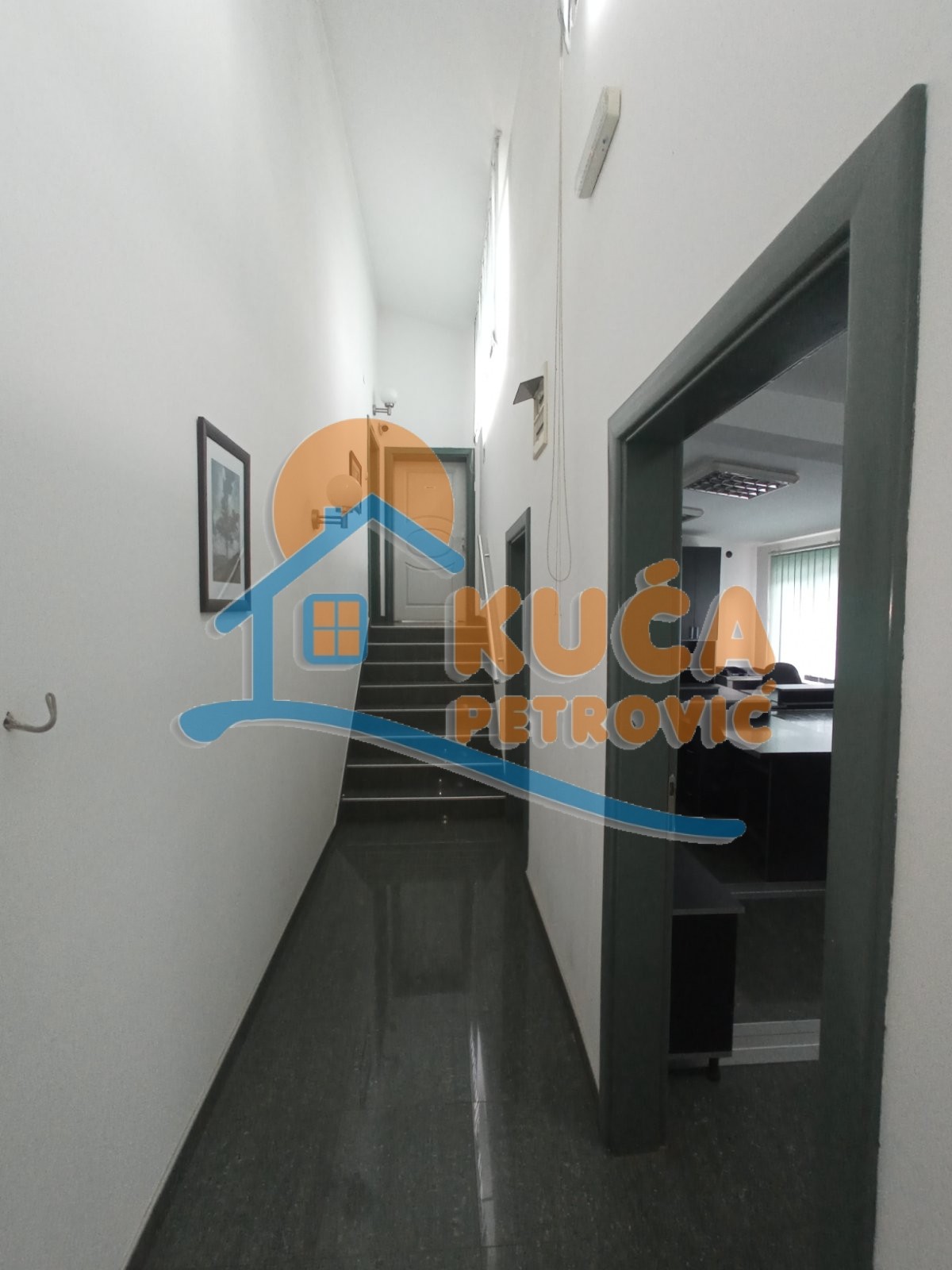 Lokal, 2500 m2, Centar, Hadžićeva ID: i-012947 21