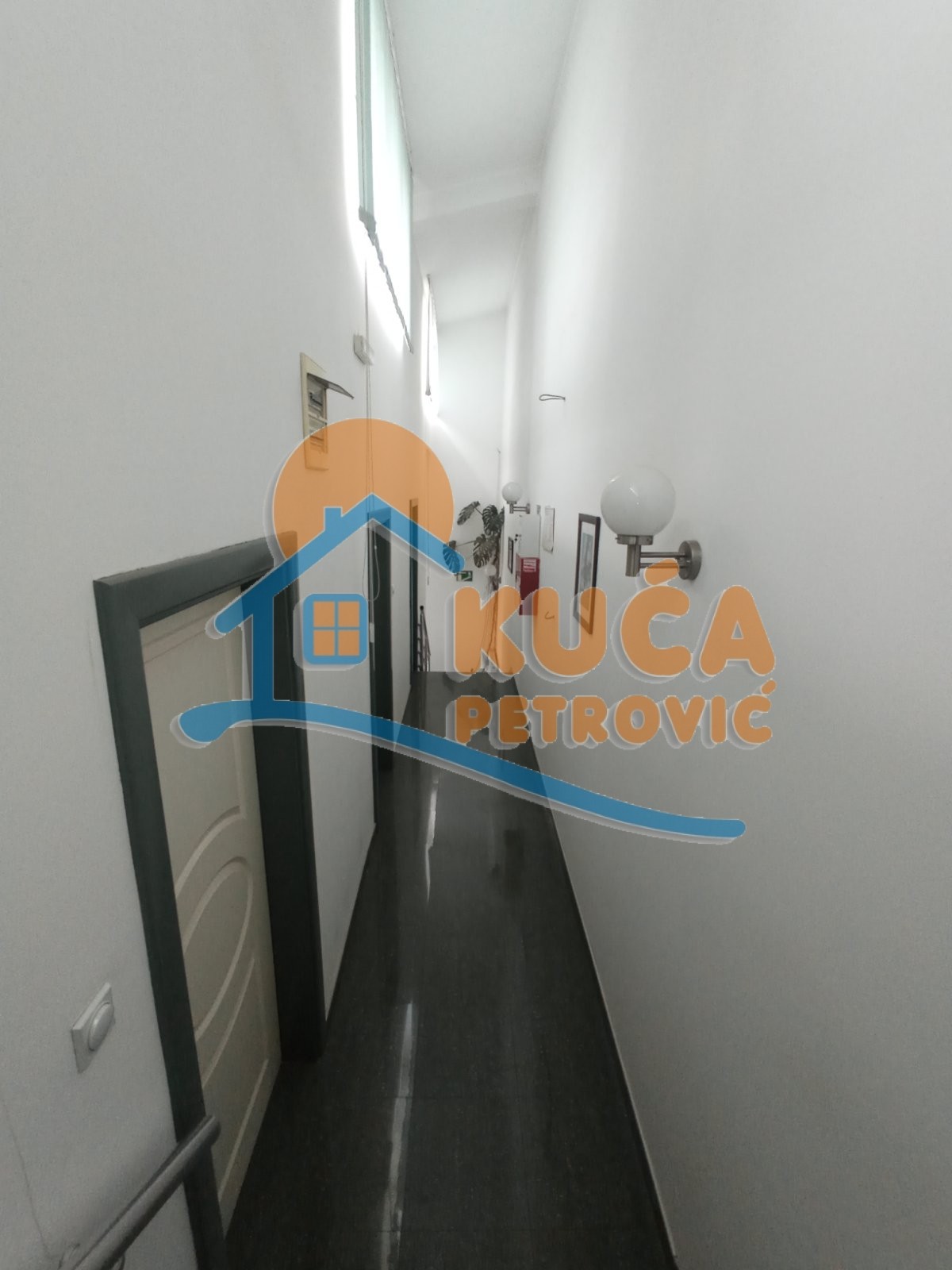 Lokal, 2500 m2, Centar, Hadžićeva ID: i-012947 23