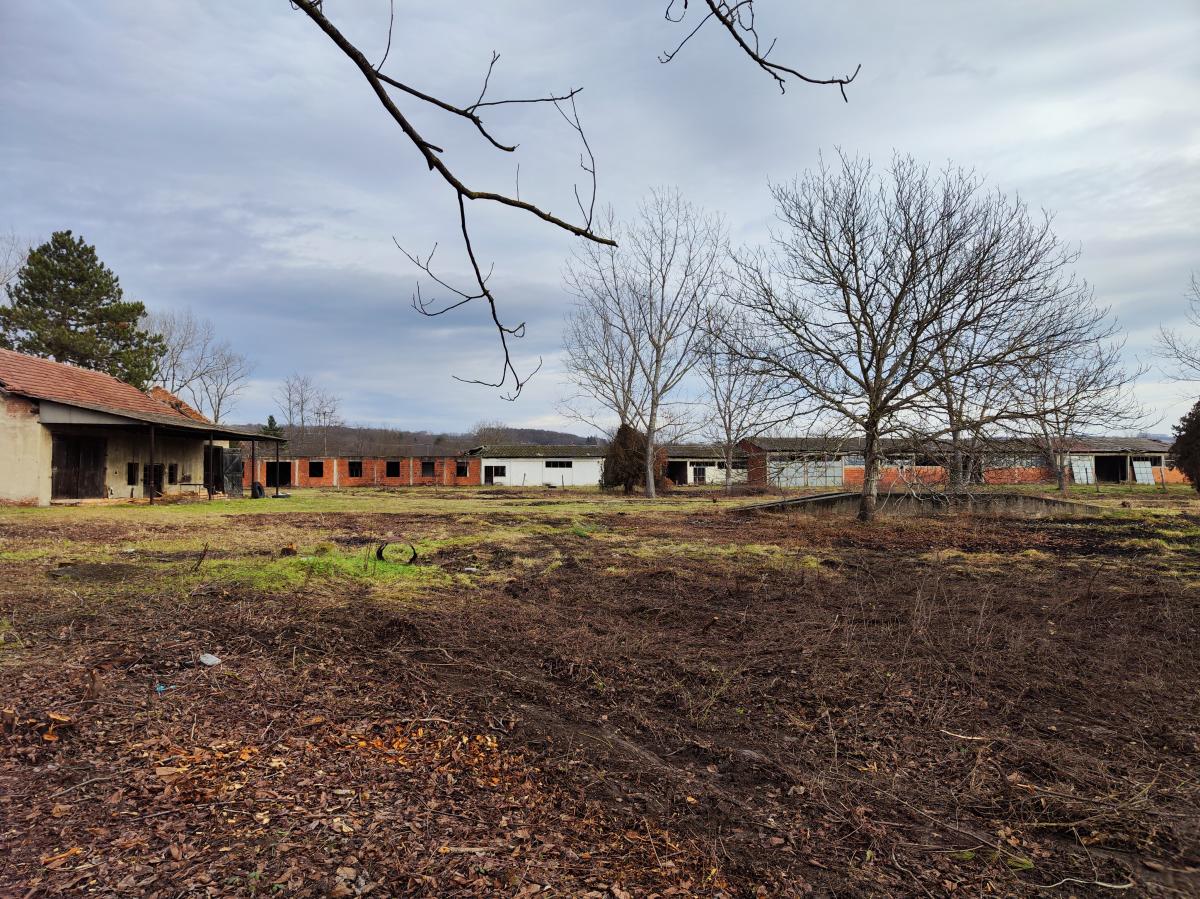Gradjevinsko zemljište veće površine sa poslovnim objektima na glavnom putu u Glogovcu 15