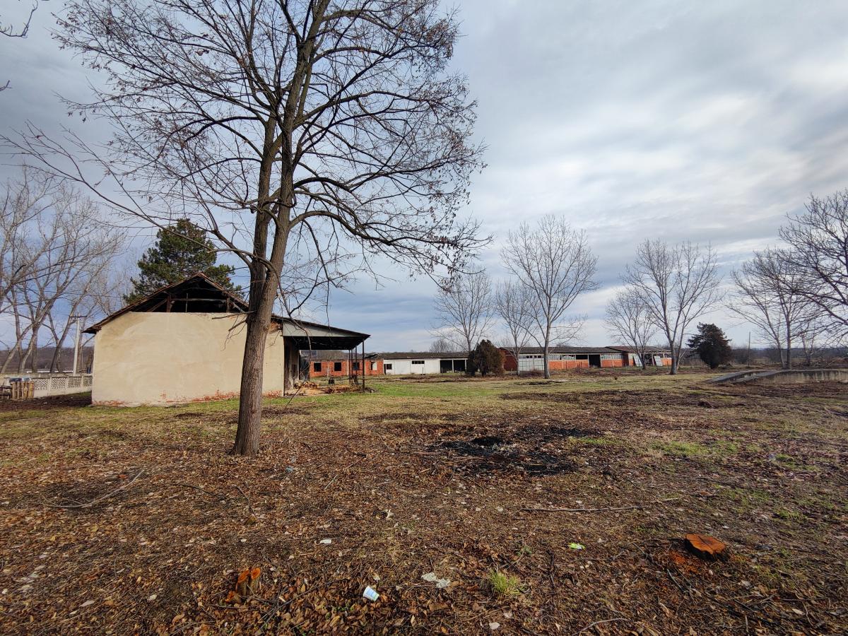 Gradjevinsko zemljište veće površine sa poslovnim objektima na glavnom putu u Glogovcu 16