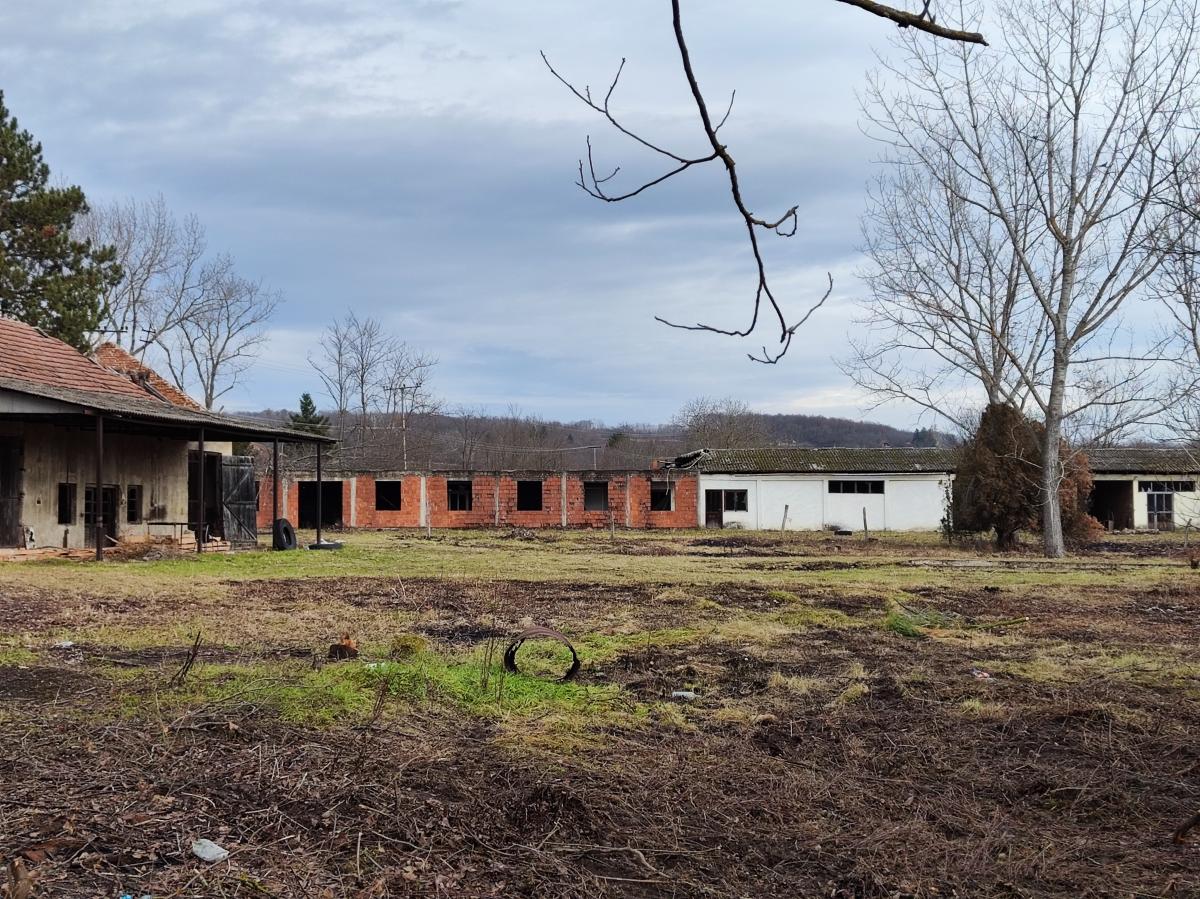 Gradjevinsko zemljište veće površine sa poslovnim objektima na glavnom putu u Glogovcu 12