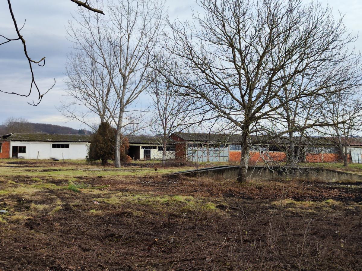 Gradjevinsko zemljište veće površine sa poslovnim objektima na glavnom putu u Glogovcu 13