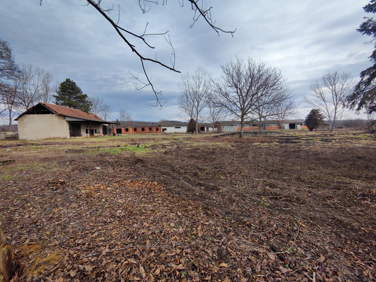 Gradjevinsko zemljište veće površine sa poslovnim objektima na glavnom putu u Glogovcu 8