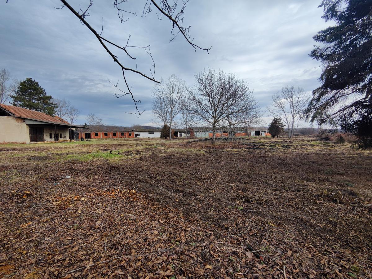 Gradjevinsko zemljište veće površine sa poslovnim objektima na glavnom putu u Glogovcu 9