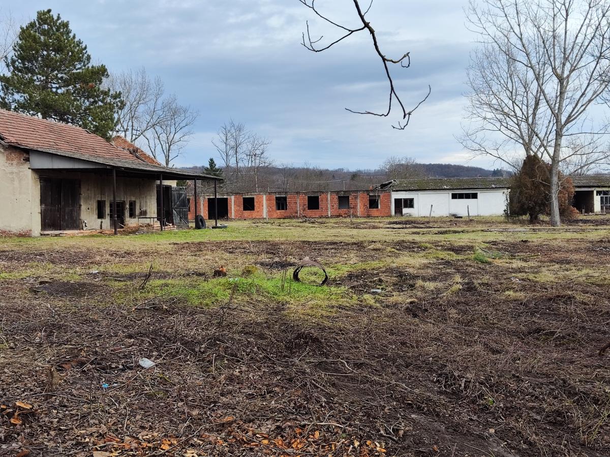 Gradjevinsko zemljište veće površine sa poslovnim objektima na glavnom putu u Glogovcu 2