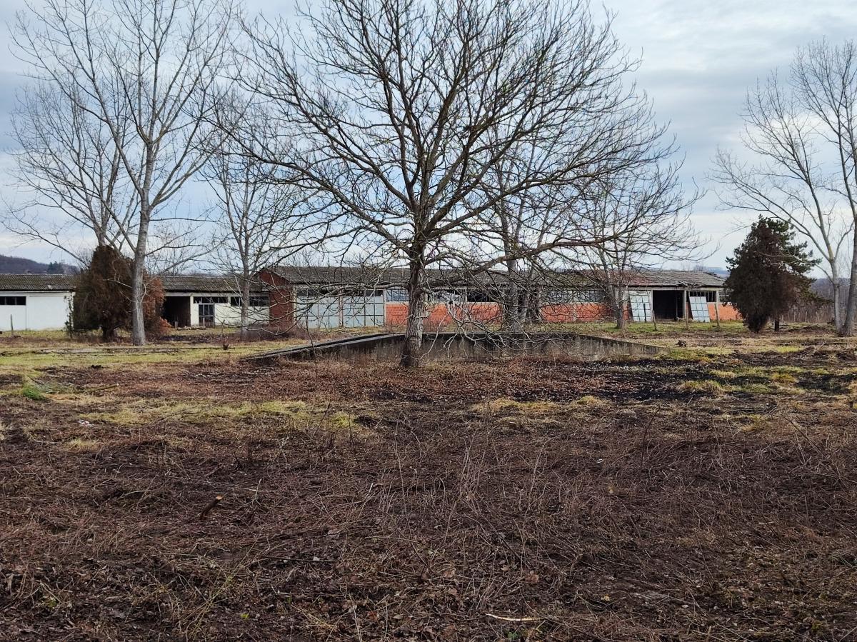 Gradjevinsko zemljište veće površine sa poslovnim objektima na glavnom putu u Glogovcu 3