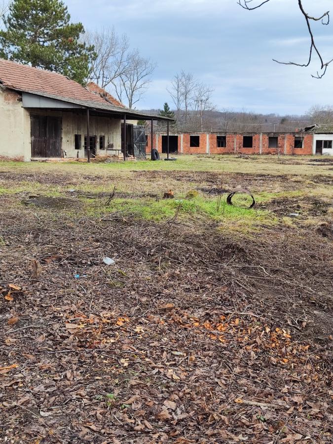 Gradjevinsko zemljište veće površine sa poslovnim objektima na glavnom putu u Glogovcu 4