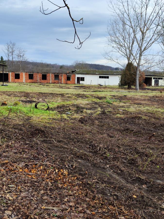 Gradjevinsko zemljište veće površine sa poslovnim objektima na glavnom putu u Glogovcu 7