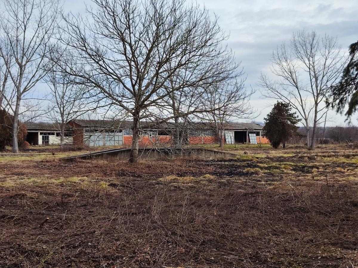 Gradjevinsko zemljište veće površine sa poslovnim objektima na glavnom putu u Glogovcu 1