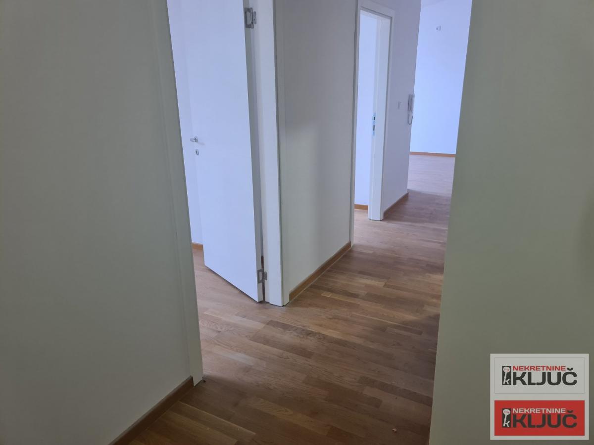 PETROVARADIN, 66m2+ 30m2 terasa, Trosoban, Novogradnja 2