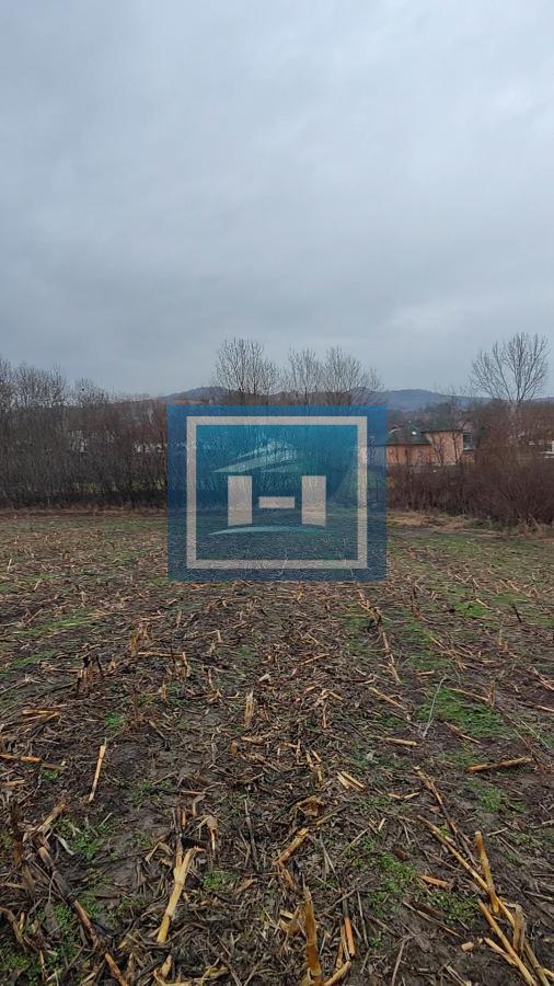 U ponudi velika parcela u centralnom delu  sela Dobrovodice kod Batočine 22