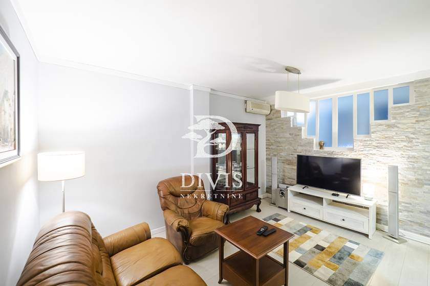 Prodajemo dvoiposoban stan  55m2  Blok 21  Bulevar Zorana Đinđića 1