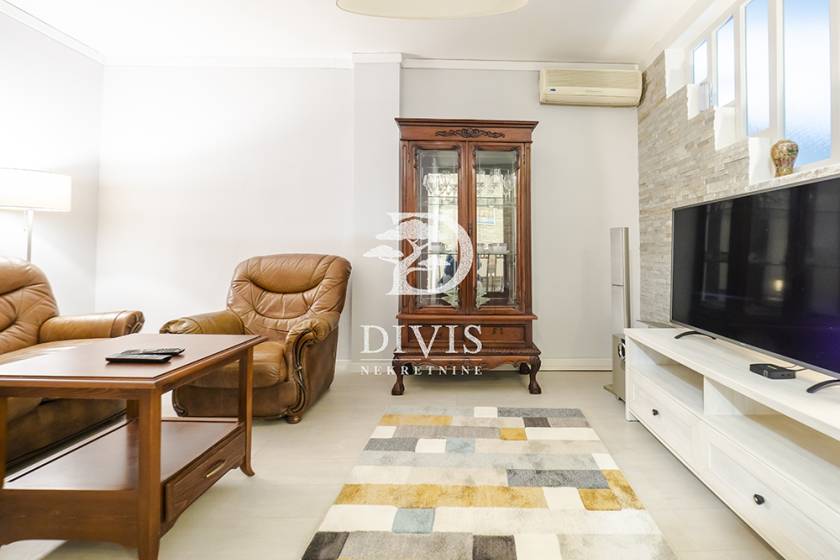 Prodajemo dvoiposoban stan  55m2  Blok 21  Bulevar Zorana Đinđića 2