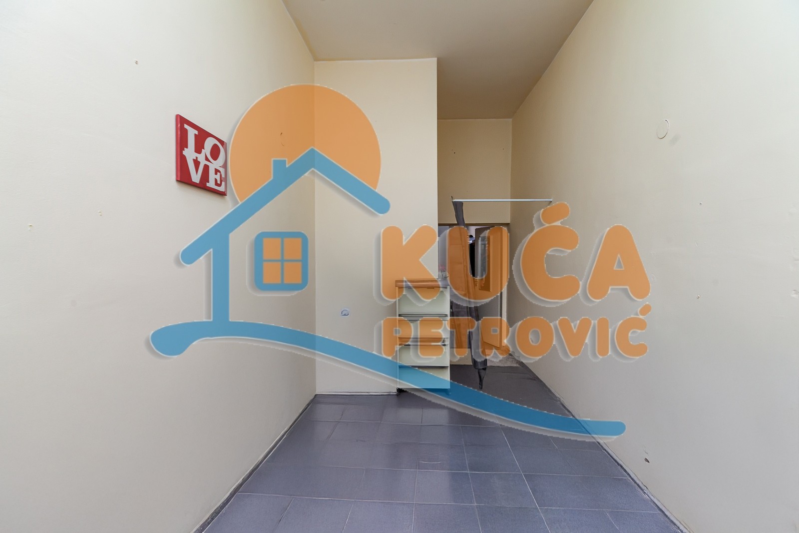 Lokal, 30 m2, Medijana, Obilićev venac ID: p-013106 1