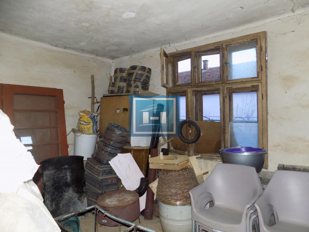 Stariji objekat u Donjem Katunu 16