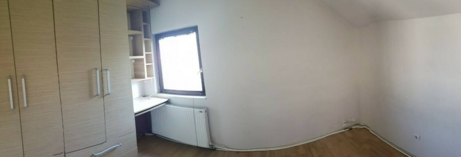 Izdajem kuću u Zemunu  na odličnoj lokaciji  u ulici Mozerova 1