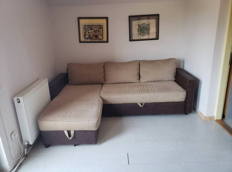 Izdajem kuću u Zemunu  na odličnoj lokaciji  u ulici Mozerova 2