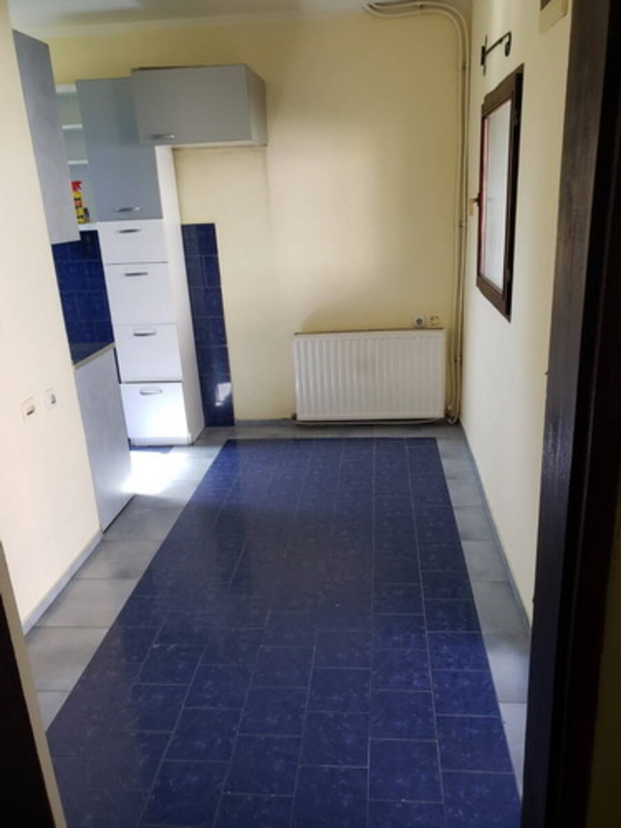 Izdajem kuću u Zemunu  na odličnoj lokaciji  u ulici Mozerova 3