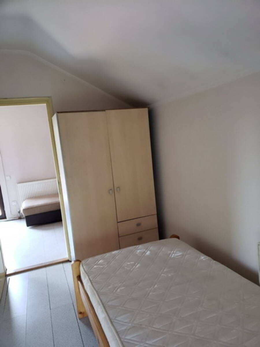 Izdajem kuću u Zemunu  na odličnoj lokaciji  u ulici Mozerova 4