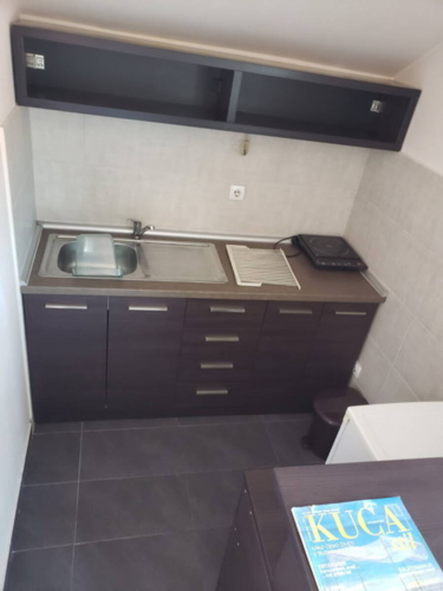 Izdajem kuću u Zemunu  na odličnoj lokaciji  u ulici Mozerova 5