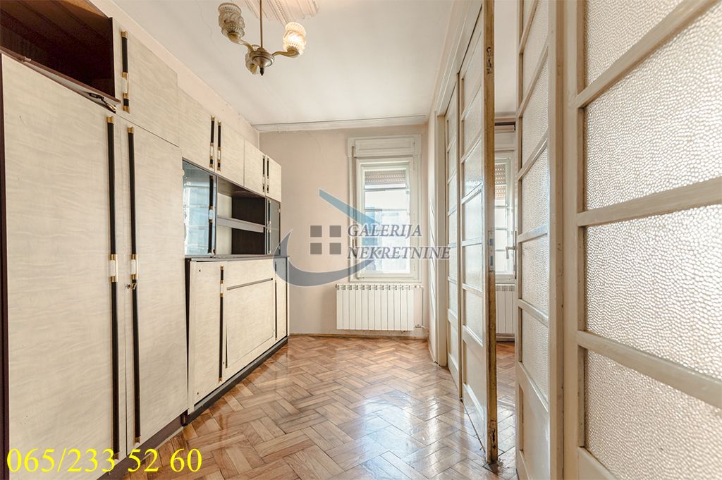 Stari Grad  Studentski trg   Simina 77m2 3