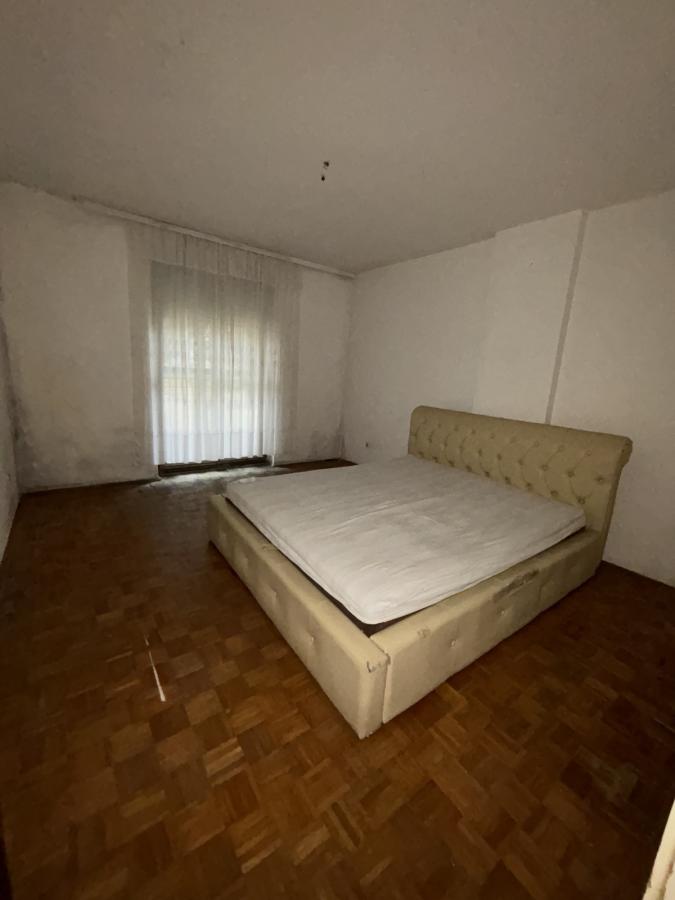 Stan u mirnom delu grada-izuzetno povoljan 12