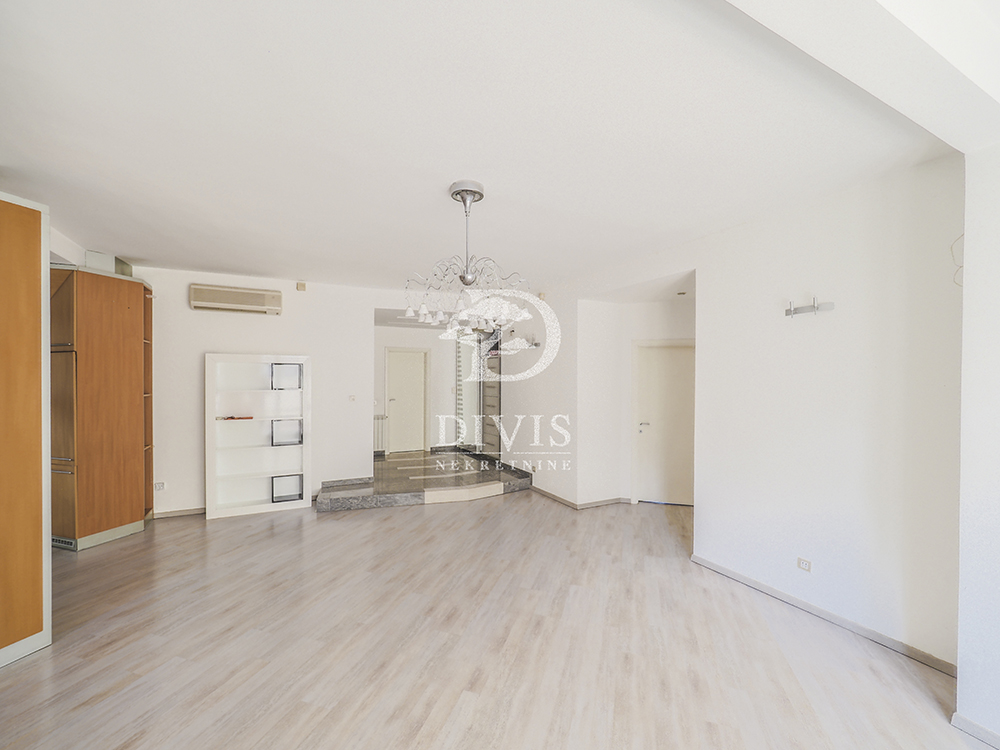 Odličan 3 0 stan sa dvorištem na Senjaku  118m2 2