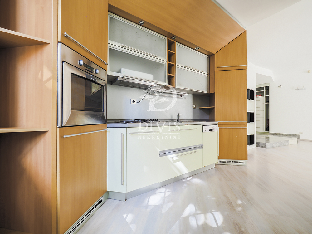 Odličan 3 0 stan sa dvorištem na Senjaku  118m2 3