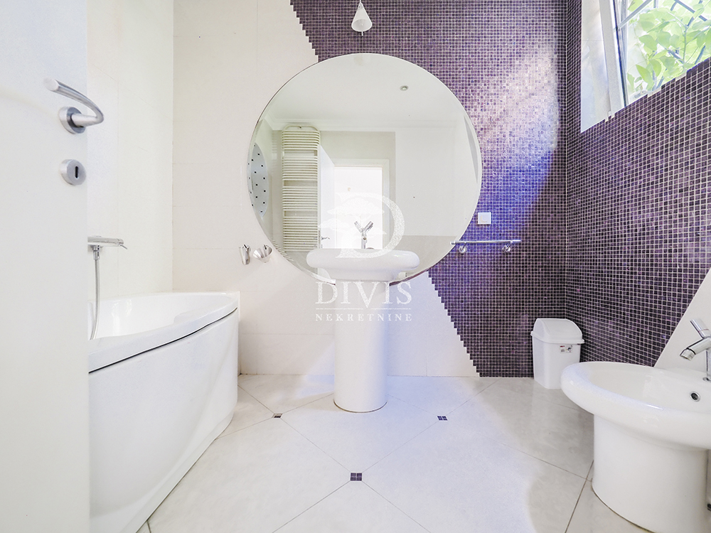 Odličan 3 0 stan sa dvorištem na Senjaku  118m2 4