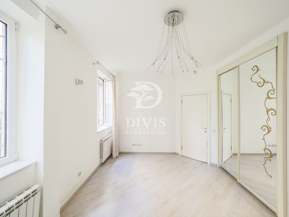 Odličan 3 0 stan sa dvorištem na Senjaku  118m2 5