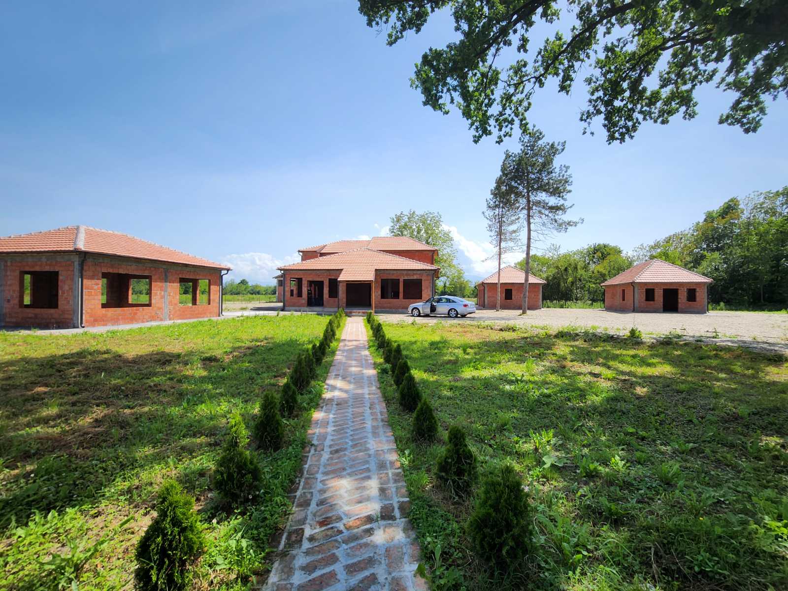 Prodajem plac sa kompletno svim objektima 1