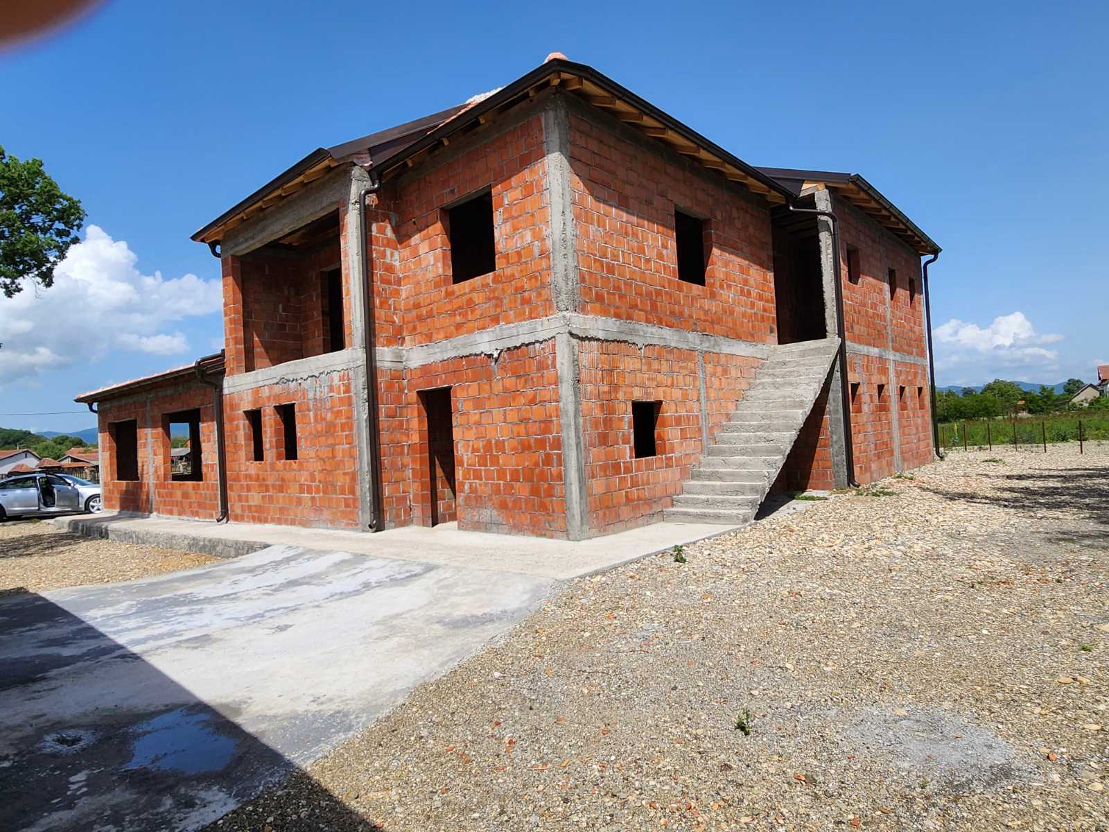 Prodajem plac sa kompletno svim objektima 2