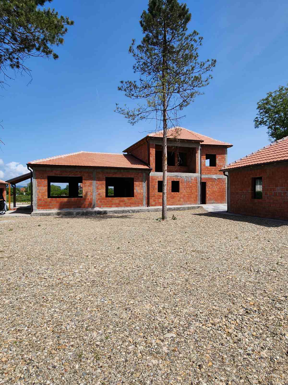 Prodajem plac sa kompletno svim objektima 3