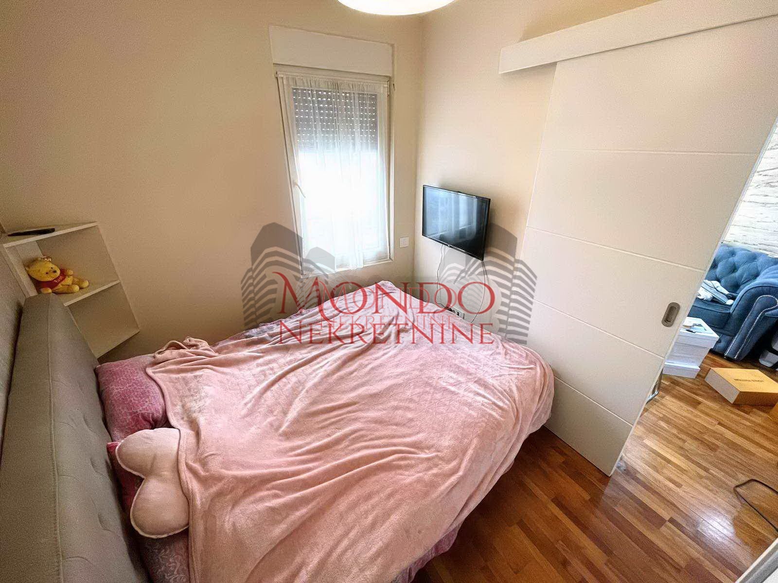 Izdaje se jednoiposoban stan u samom centru grada, parking! 6