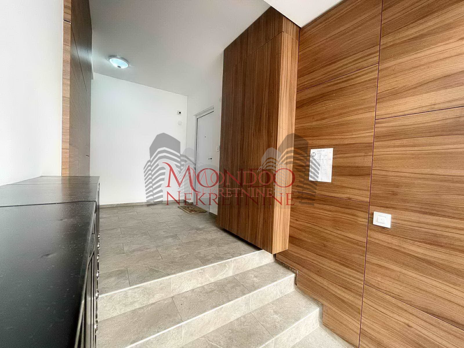 Izdaje se jednoiposoban stan u samom centru grada, parking! 9