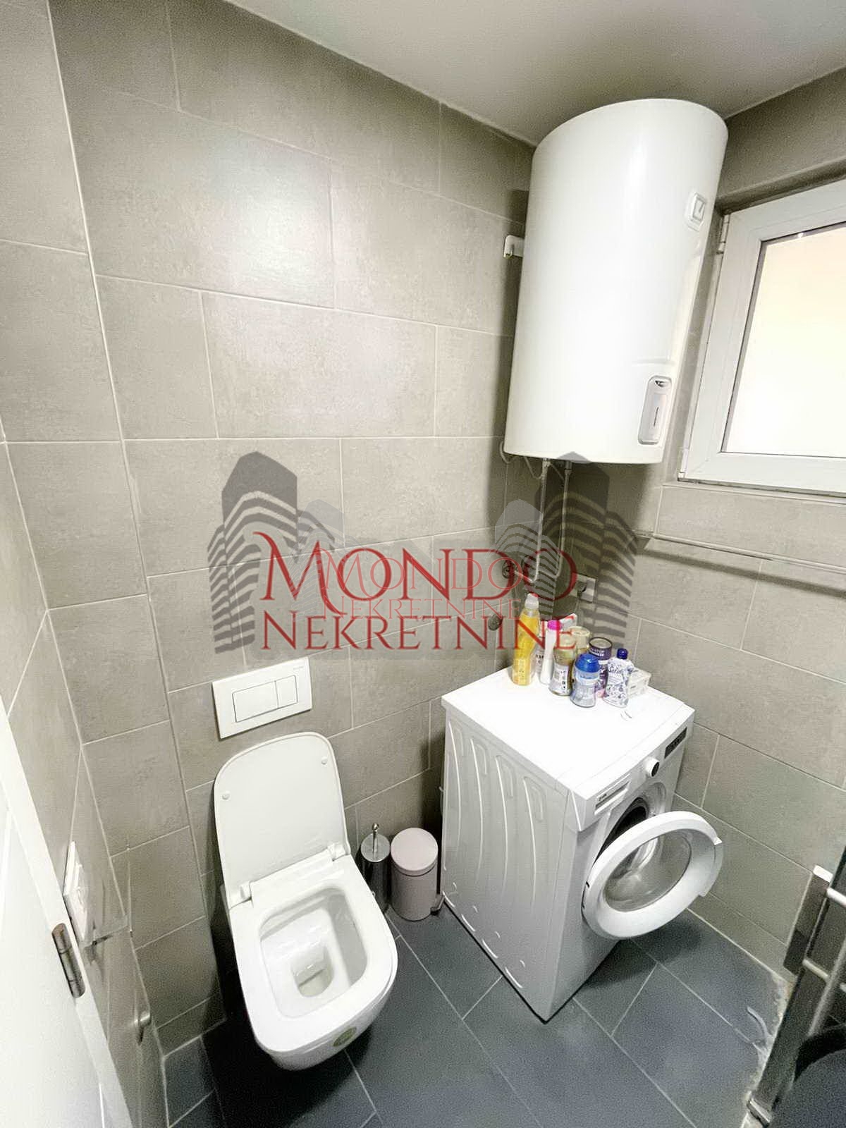 Izdaje se jednoiposoban stan u samom centru grada, parking! 8