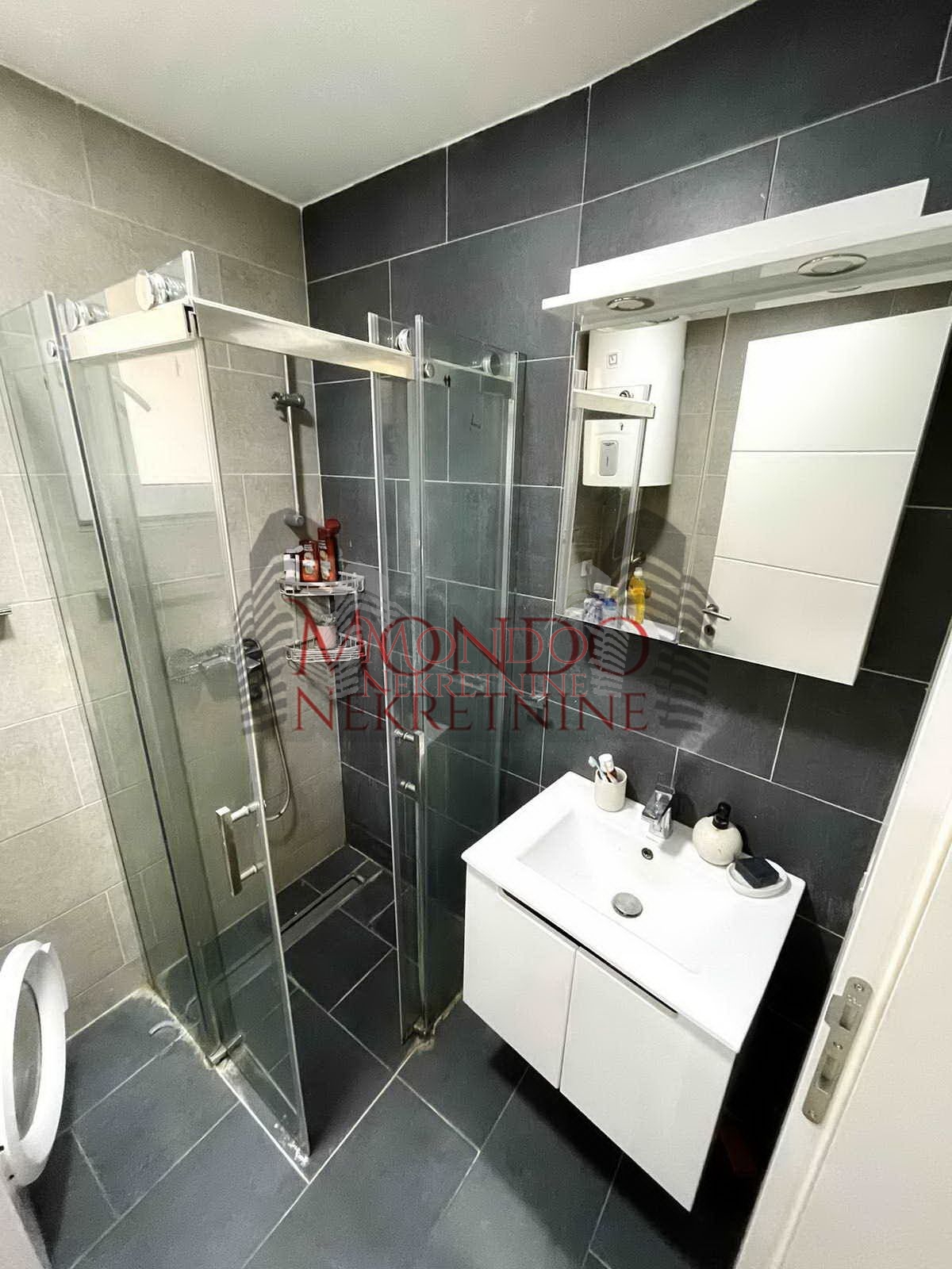 Izdaje se jednoiposoban stan u samom centru grada, parking! 7