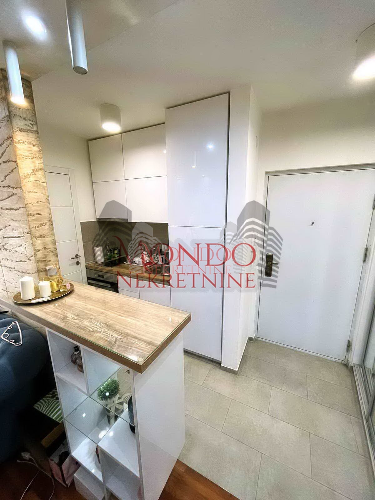 Izdaje se jednoiposoban stan u samom centru grada, parking! 3