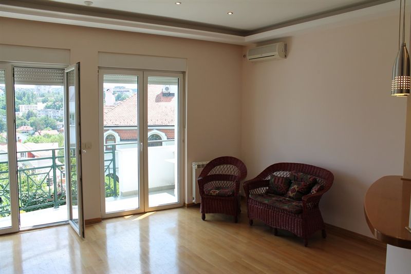 Prodajemo kuću na Dedinju  tri etaže  215m2  1ar 2