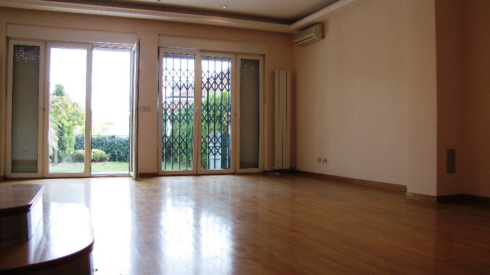 Prodajemo kuću na Dedinju  tri etaže  215m2  1ar 1